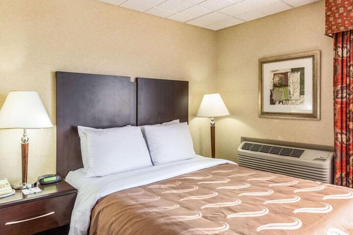 1 Queen Bed (8 of 9)