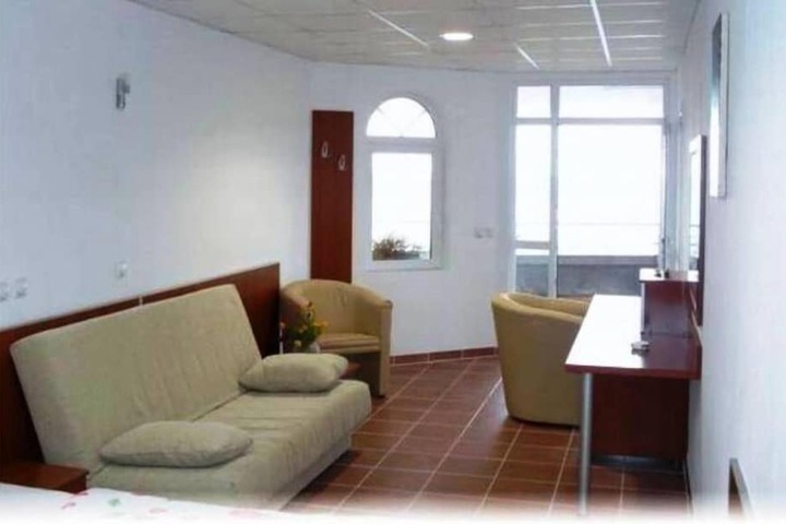 Room 3 of 100