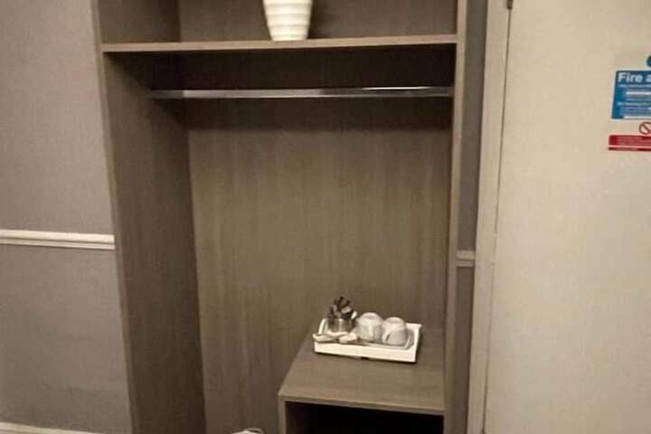 Room 4 of 27