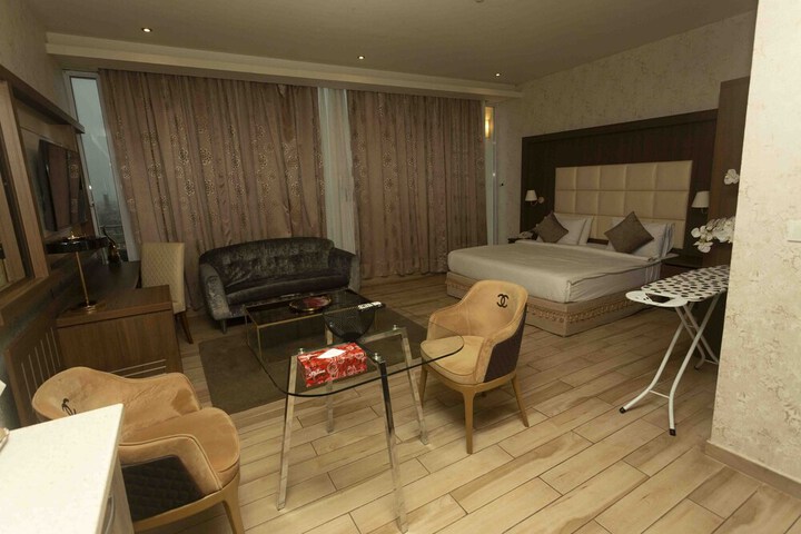 Room 10 of 83