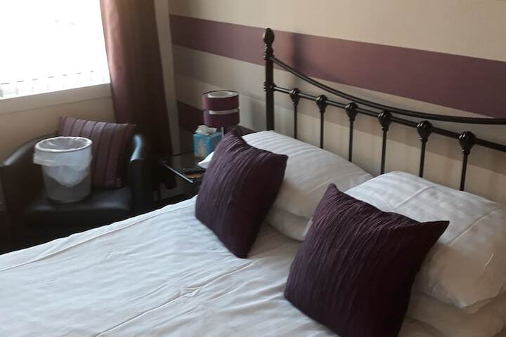 Room 9 of 16