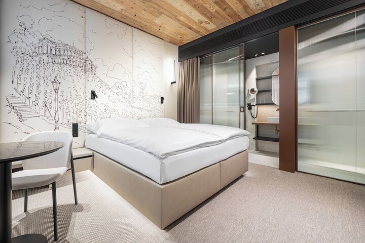 Room 11 of 25