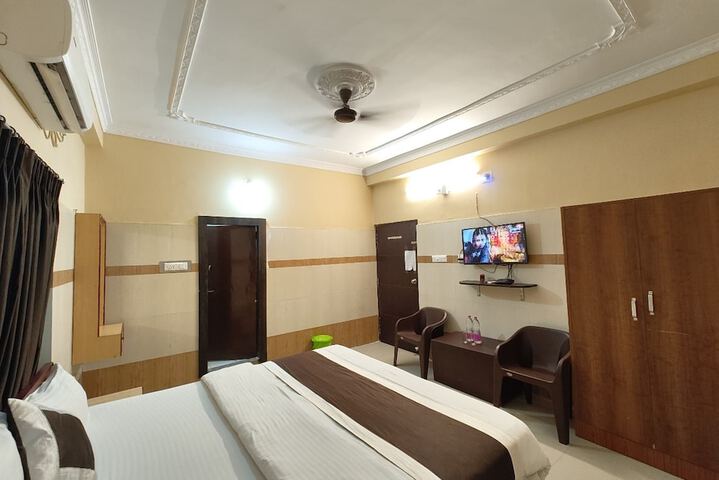 Room 7 of 18