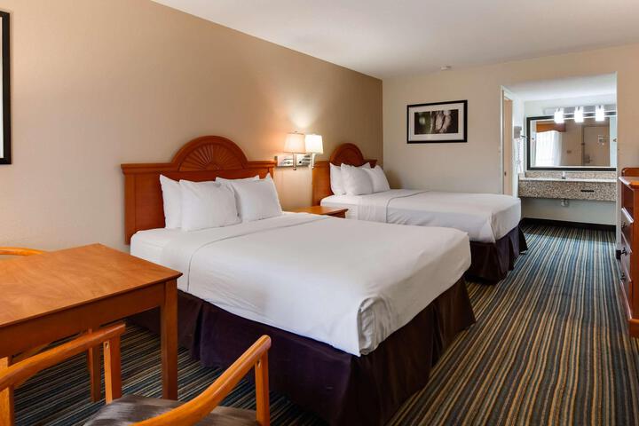 2 Queen Beds (5 of 6)
