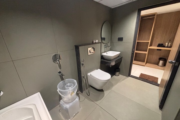 Room 25 of 28