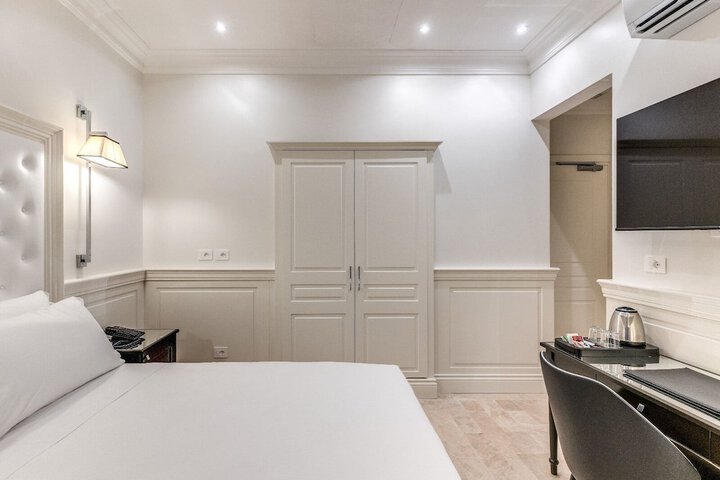 Room 8 of 40
