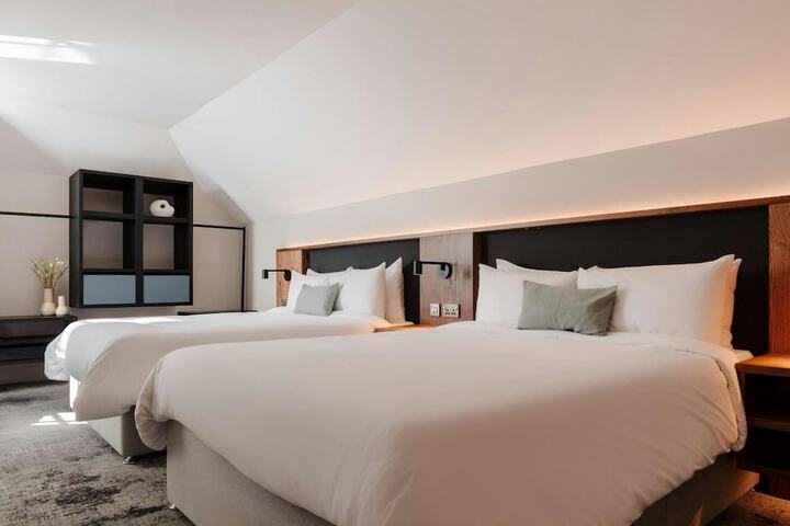 Room 8 of 12