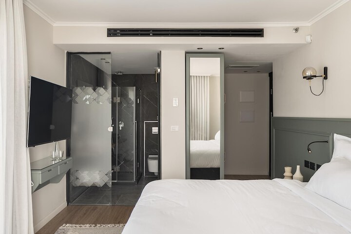 Room 25 of 38