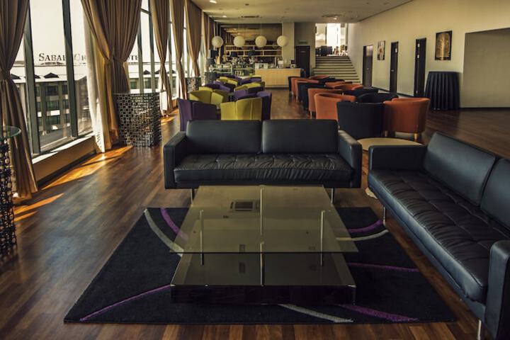Lounge 30 of 39