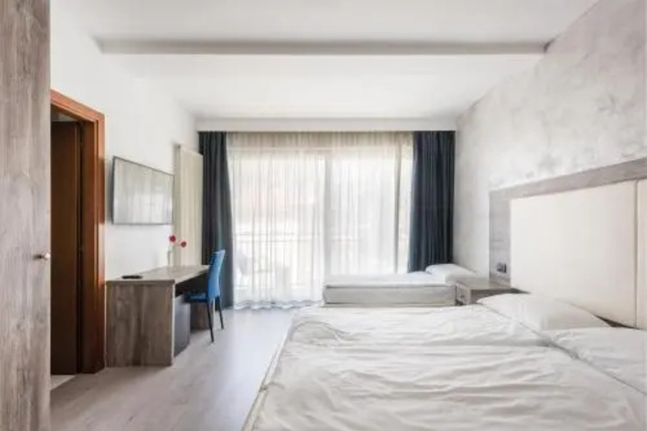Room 4 of 12