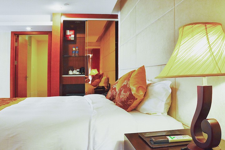 Room 27 of 77