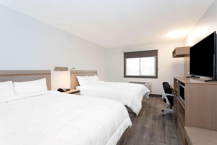 1 Queen Bed (11 of 18)