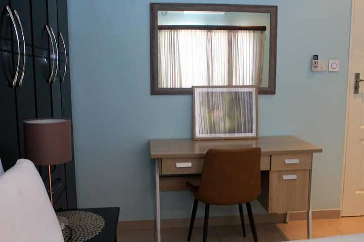 Room 4 of 8
