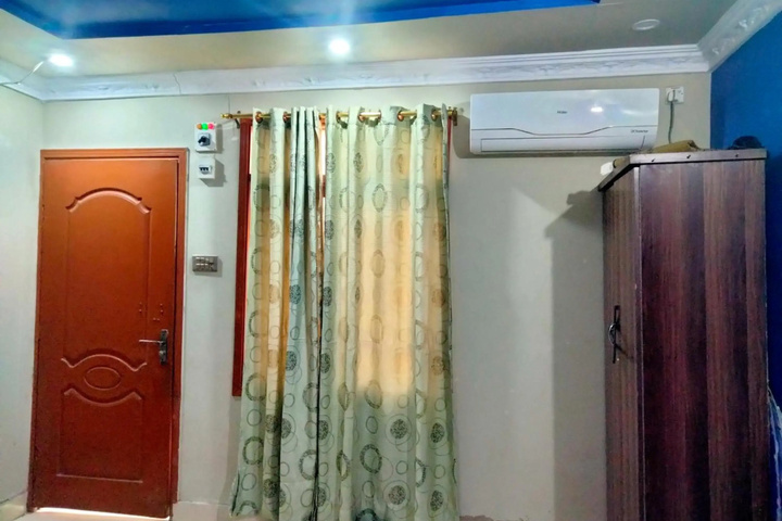 Room 7 of 12
