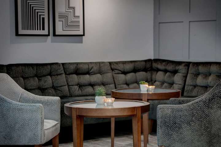 Lounge 44 of 85