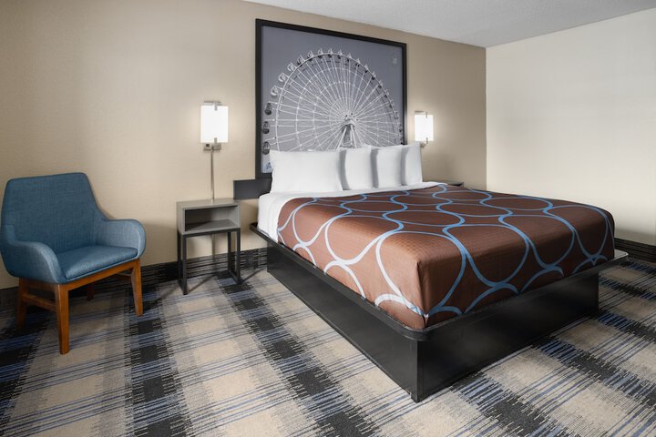 1 King Bed (3 of 4)