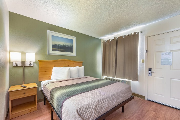 Studio Queen Bed (2 of 7)