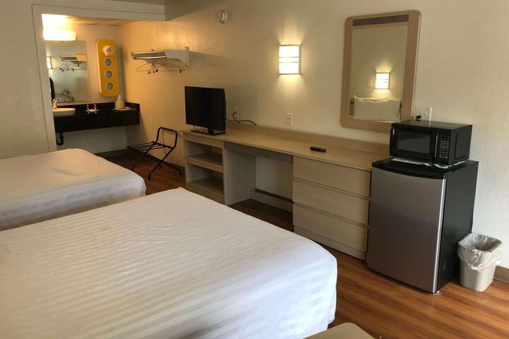 2 Queen Beds (2 of 7)