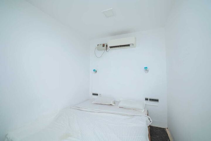 Room 9 of 38