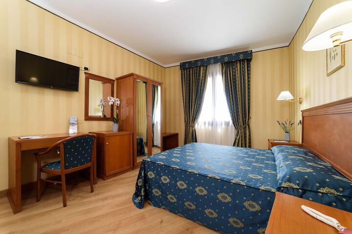 Room 32 of 61