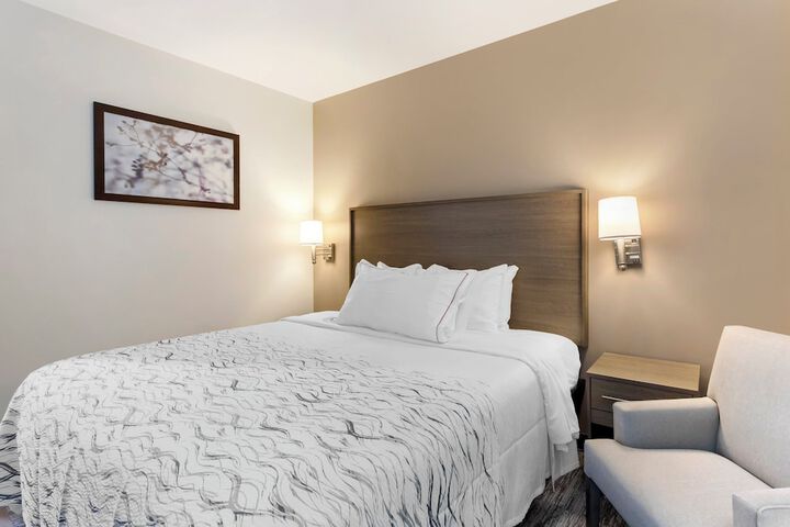 1 Queen Bed (4 of 13)