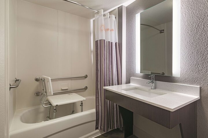 2 Double Beds Mobility Accessible Bathtub with Grab Bars (4 of 10)