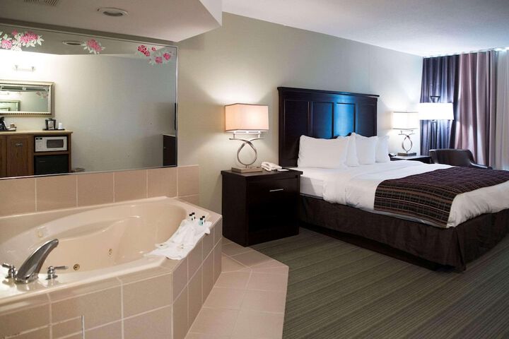 1 King Bed (2 of 4)