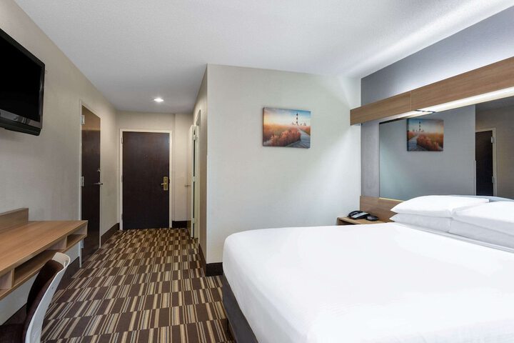 1 Queen Bed Accessible Room (19 of 25)