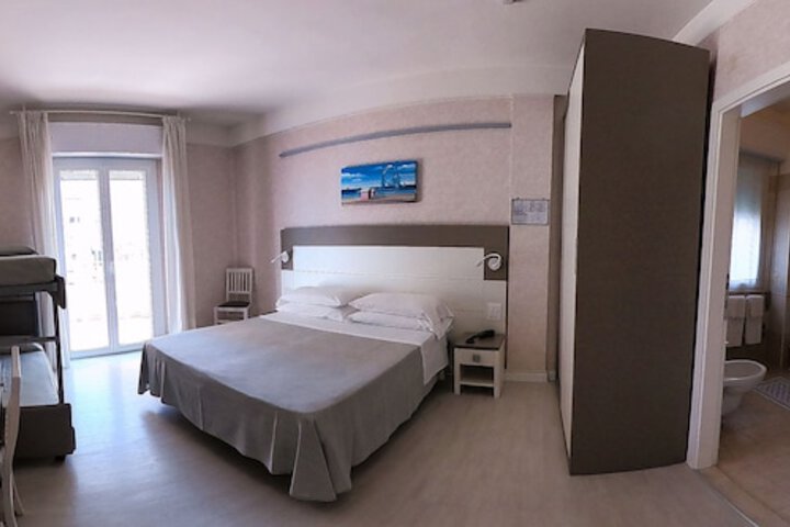 Room 6 of 67