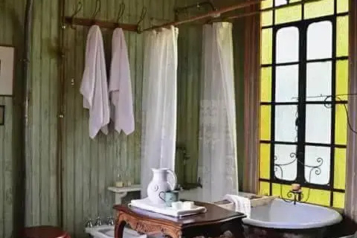 Room 8 of 17