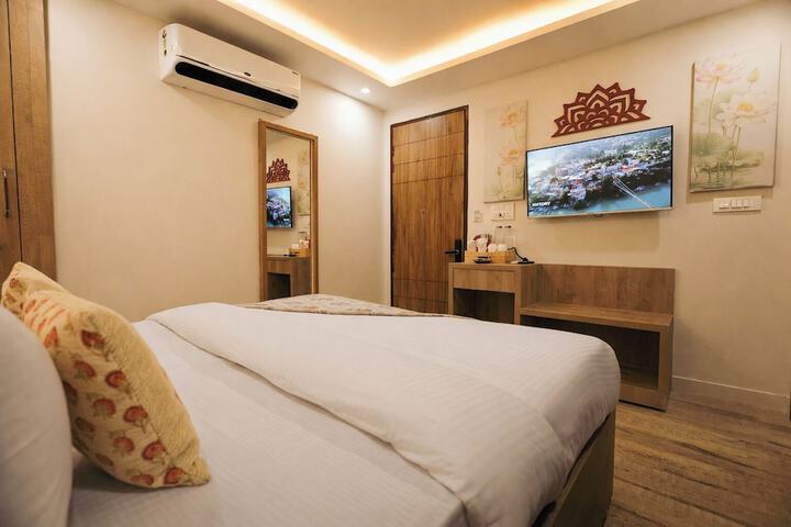 Room 13 of 28