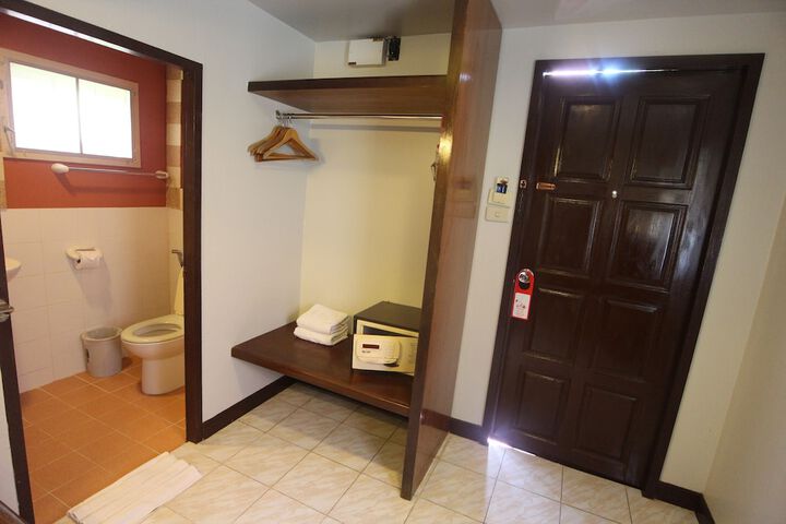 Room 28 of 64
