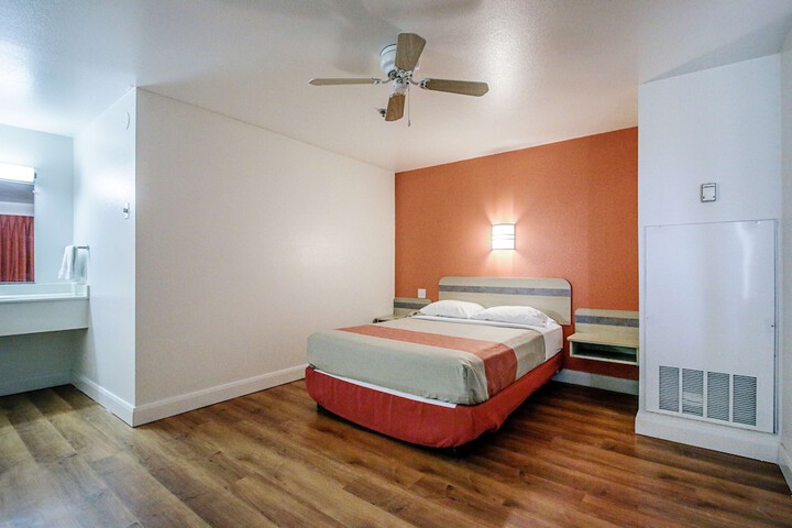 Room 15 of 33