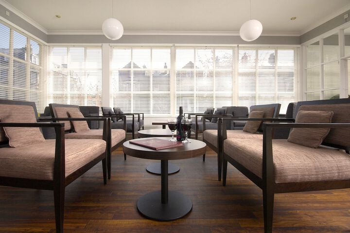 Lounge 44 of 62