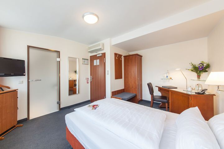 Room 11 of 37