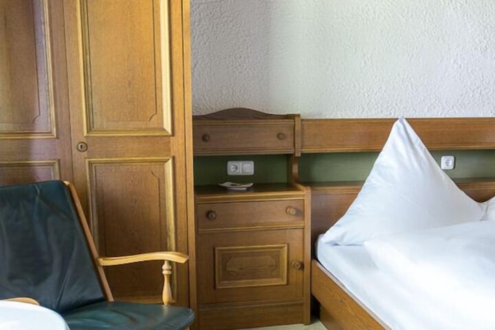 Room 2 of 33