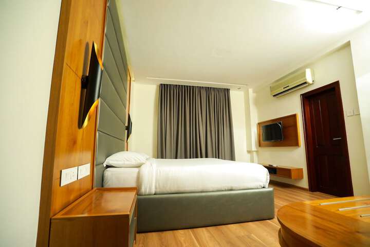 Room 11 of 32