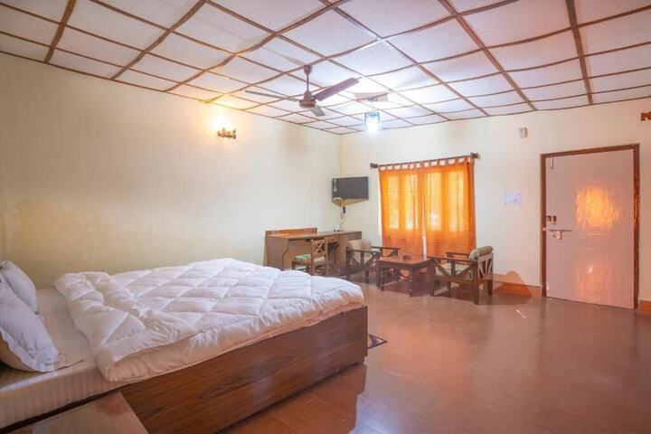 Room 10 of 32