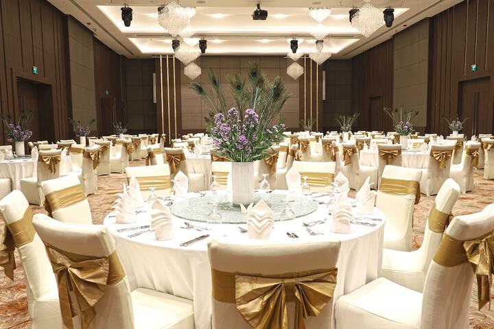 Ballroom/Hall 96 of 113