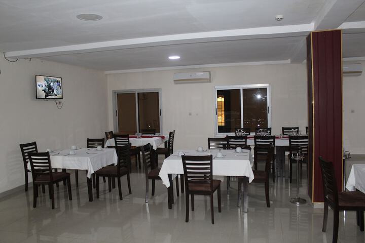Dining 3 of 15
