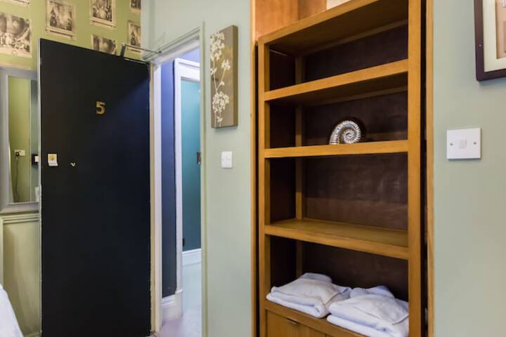 Room 31 of 128