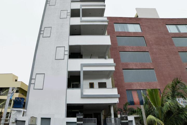 OYO 16606 ICONIC LIVING
