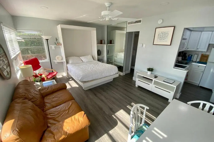 Room 5 of 16