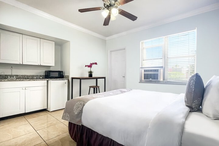 Studio Queen Bed (2 of 12)