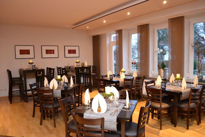 Dining 7 of 29