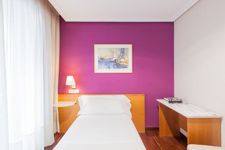 Room 13 of 76