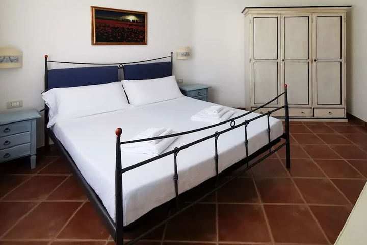 Room 4 of 12