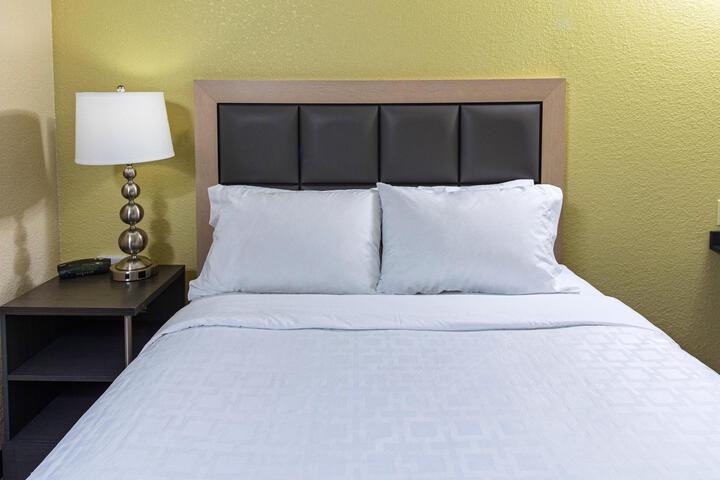 Studio Suite Queen Bed (9 of 24)