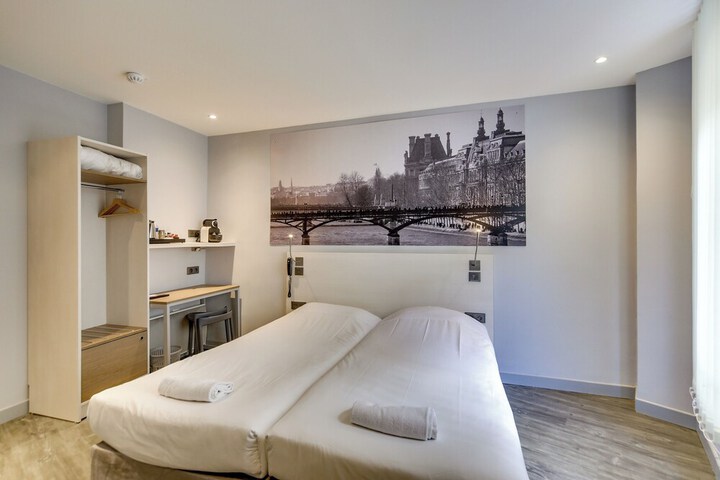 Room 11 of 25