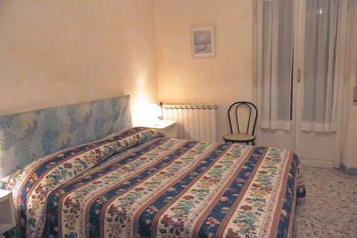 Room 6 of 14